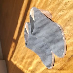 Blondo waterproof leather mules size 7. Worn once, excellent shape.